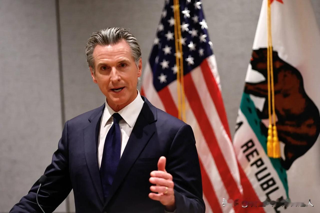 “打人不打脸”？纽森这次是照着特朗普的天灵盖打！一句“再有三年就不干了”，直接否