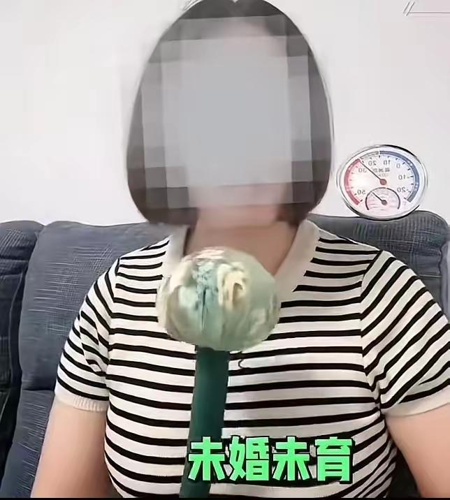 47岁女人，在城里上班，做财务主管，一个月挣一万二。没结婚，也没生孩子。她从