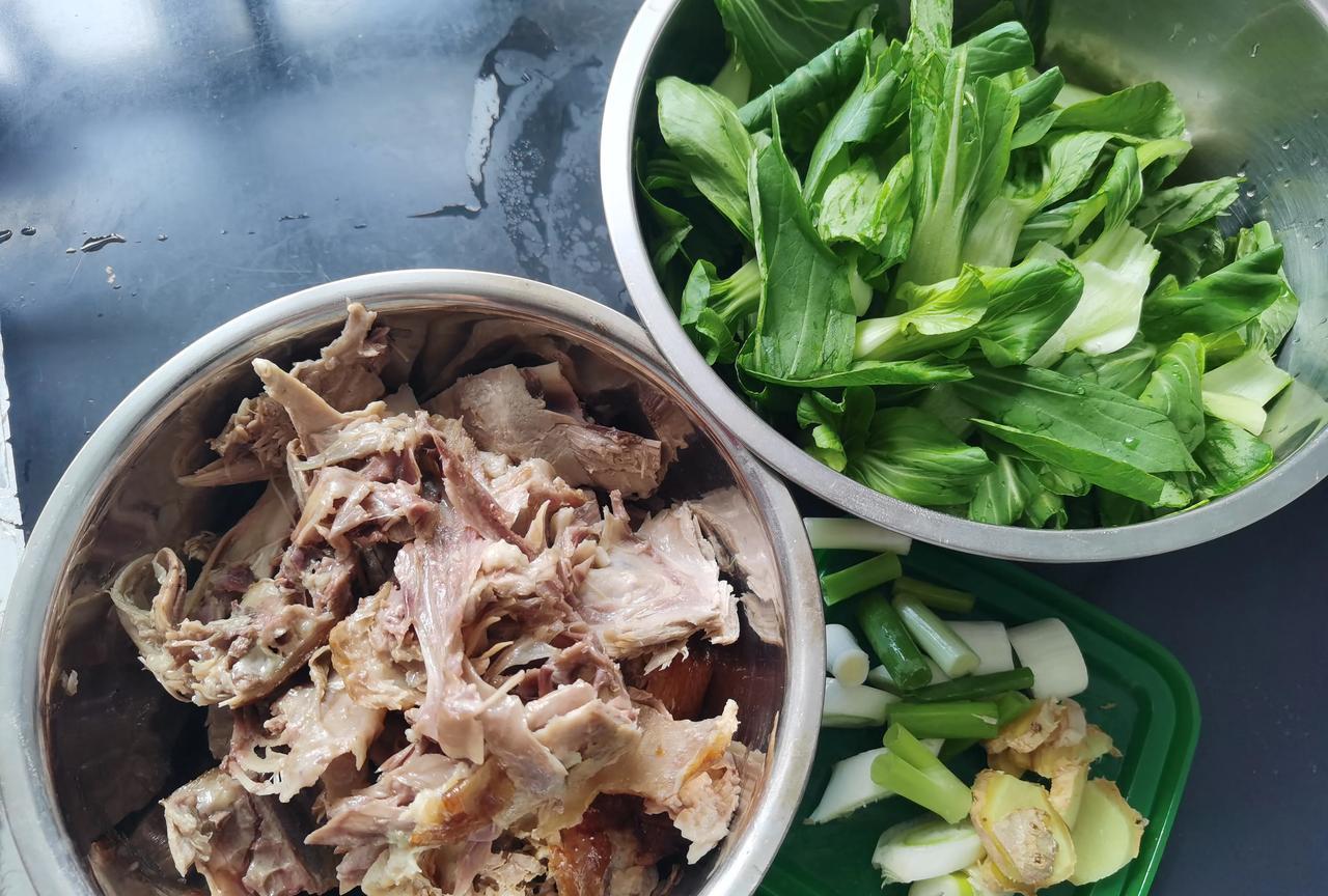 天气越来越热，懒得下楼买菜，中午就随便对付一口。头天和闺女吃完饭，拿回来一只鸭