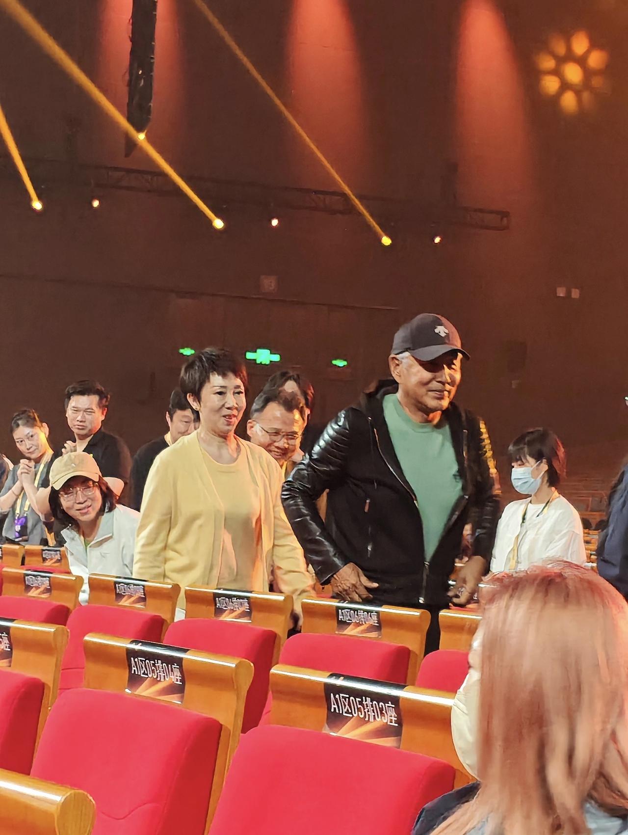 近日，陈道明现身厦门，参加金鸡百花电影节，他在现场与大家打招呼。陈道明戴着棒