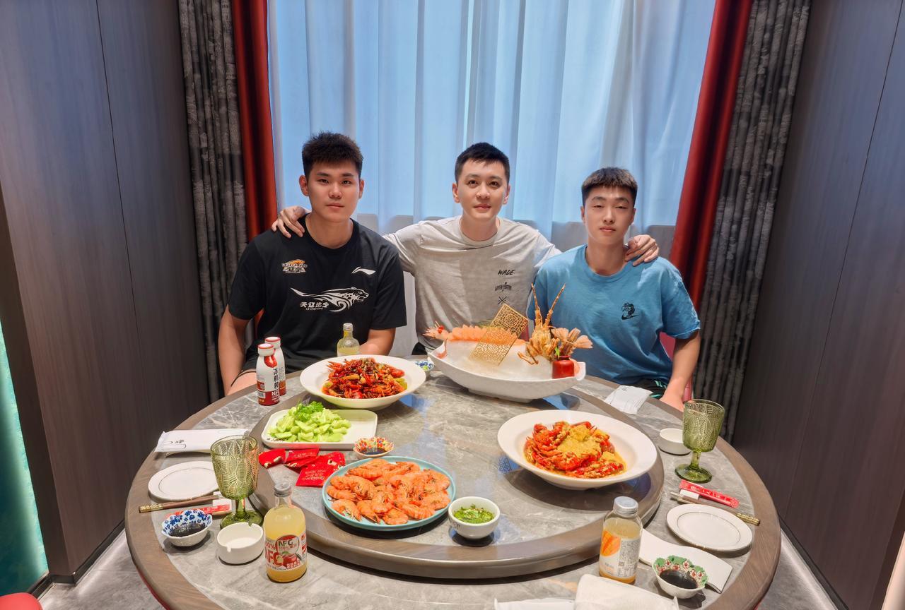 至暗时刻，辽宁男篮主帅杨鸣请两位小兄弟张峻豪和黄秋实吃饭，安慰两位年轻人。“塞翁