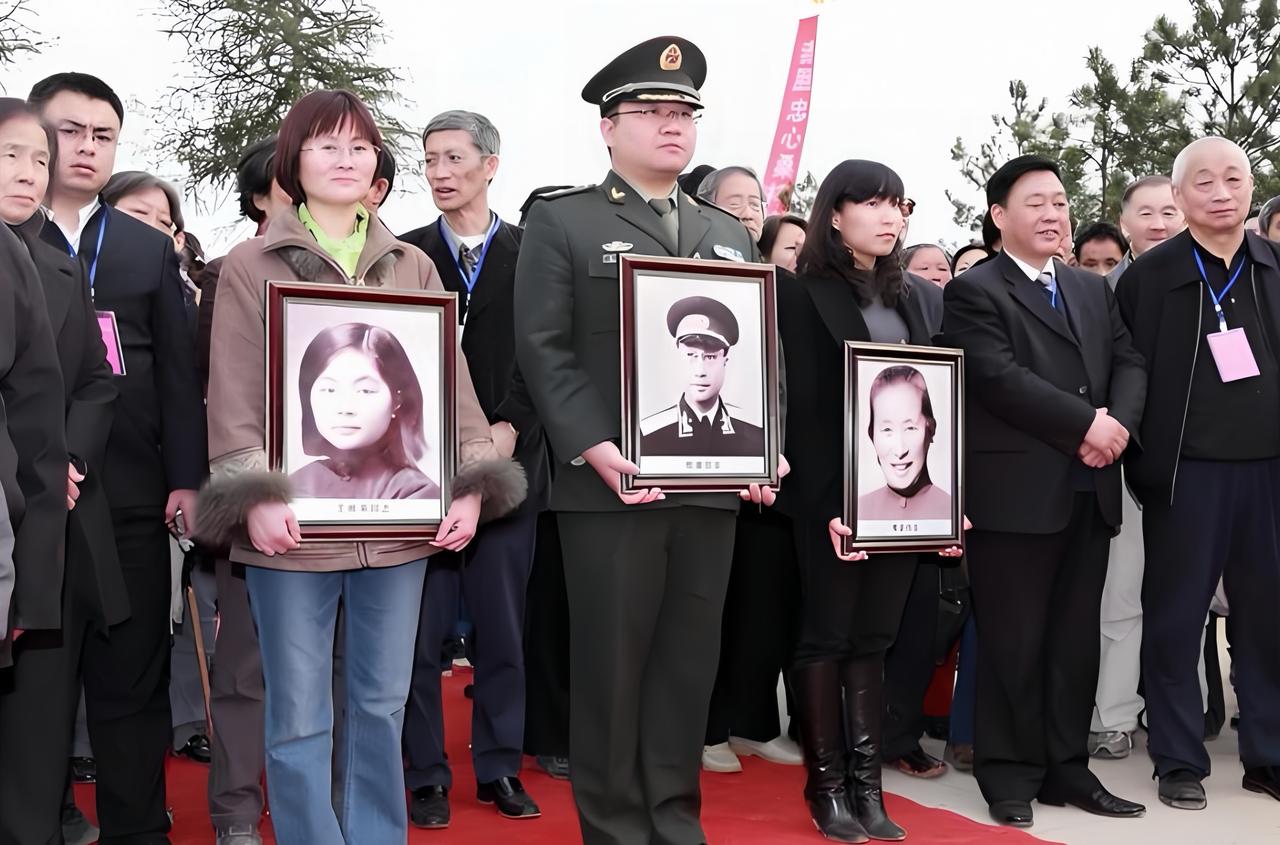 下图是2011年3月，湖南湘乡陈赓与妻子傅涯的迁葬仪式。图中手捧陈赓、傅涯和王根