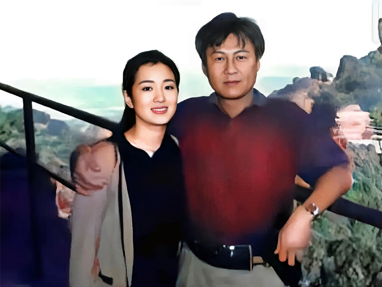 一九九五年，巩俐与第一任丈夫黄和祥在一起。当初，巩俐与张艺谋分手后情绪相当低落。