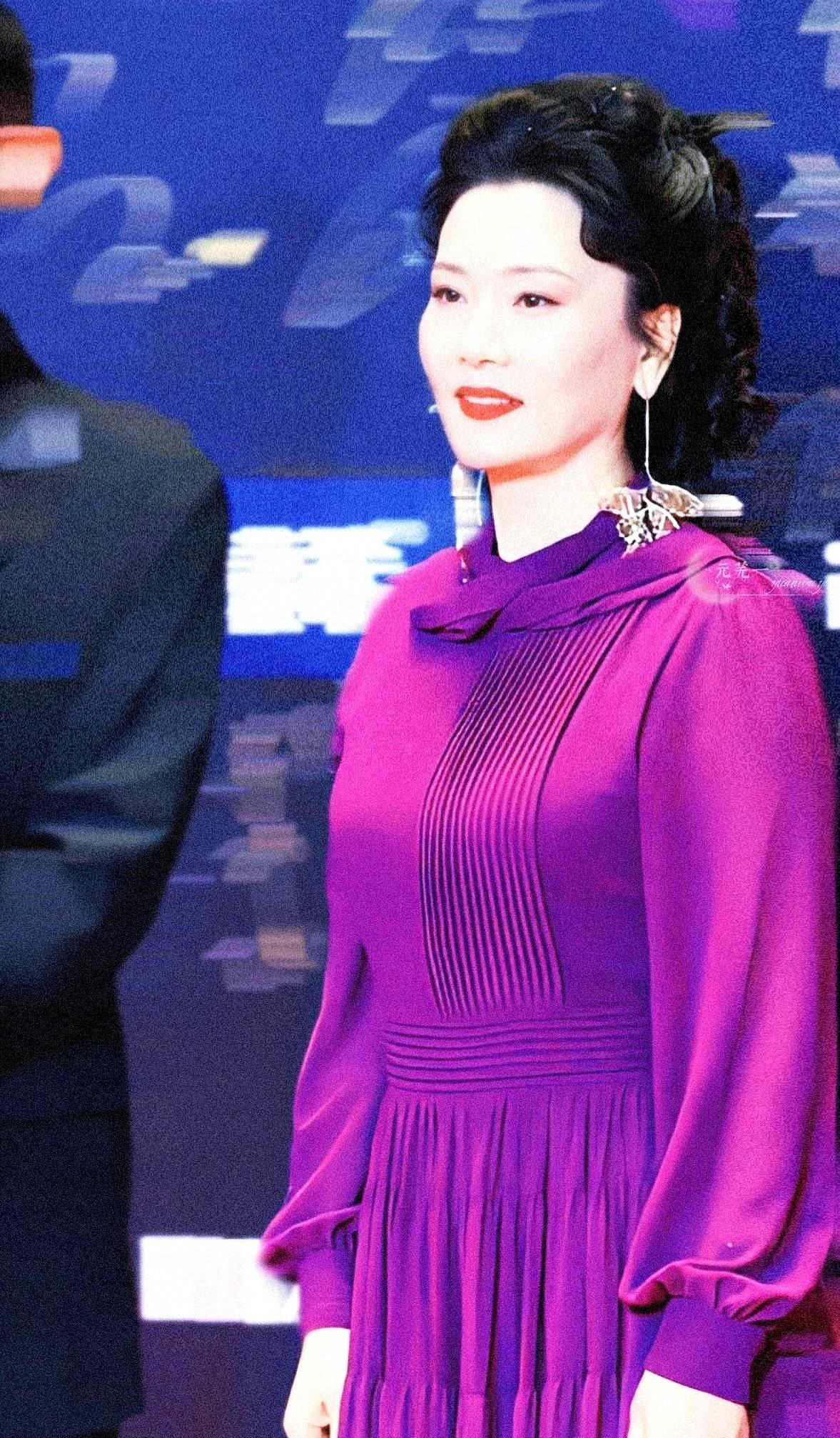 拍一部戏的片酬，未必比得上她写一幅字。去年，何赛飞一幅《兰亭集序》节选，在北京