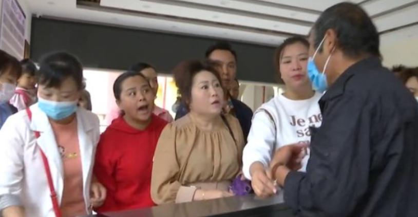 贵州贵阳一所重点初中，初三老师竟突然全体辞职，学生家长知道此事后急疯了，眼瞧就要