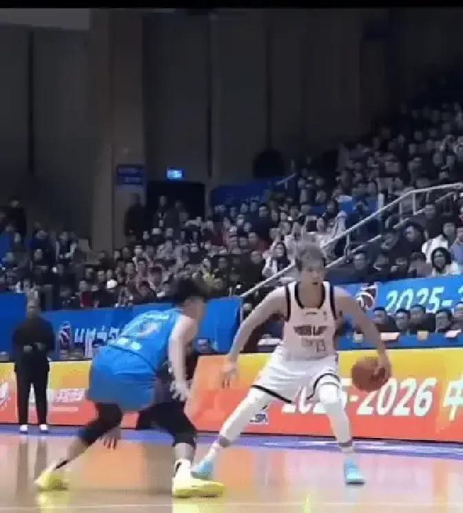 昨晚，郭艾伦没拿MVP，却把“MVP”三个字写进了全场人的心里。辽宁打硬仗