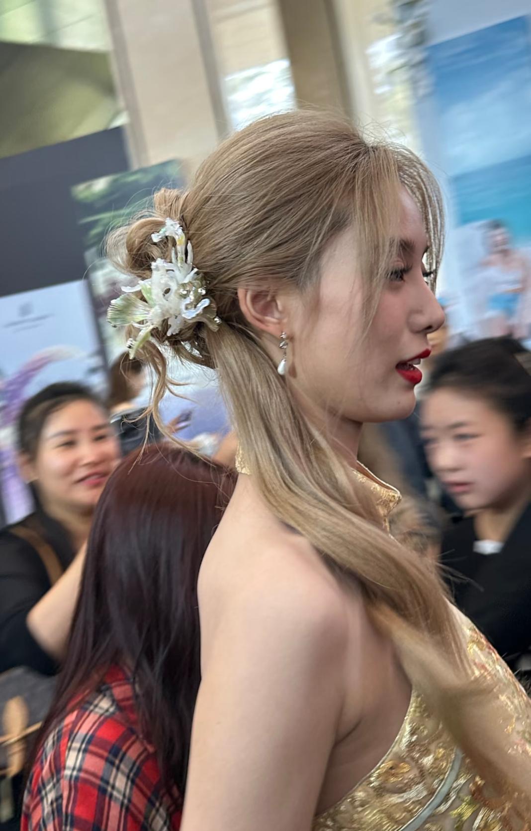 在三亚偶遇徐艺洋了！本人真的比镜头里还好看——五官长得特精致，脸型线条流畅得像画