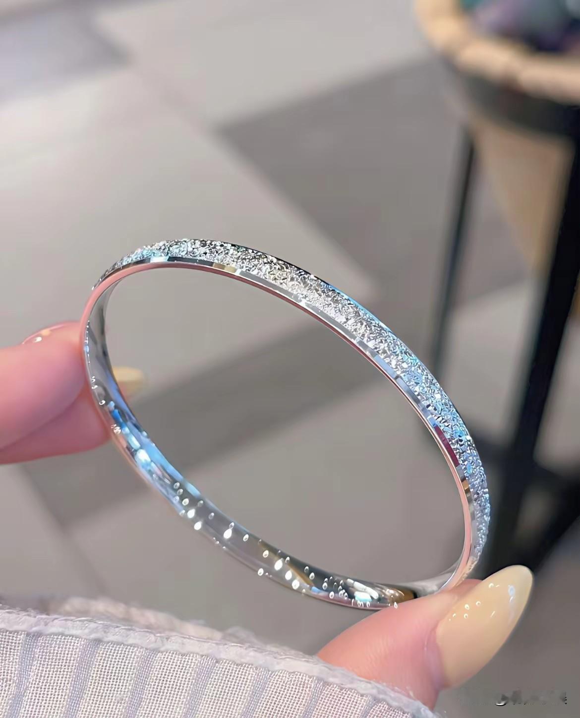 银镯子会不会以后买不起了，会不会后悔现在没有买！以后银手镯会不会涨到上百元，会