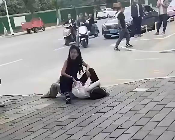 女大学生当“小三”被原配当街暴打，自己毁了自己一生，这则消息看了让人感到忧心忧虑