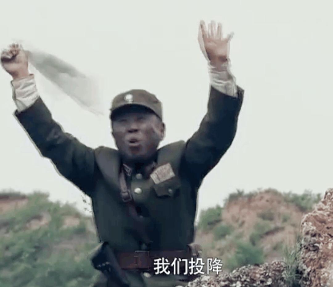 保命两名台湾士兵闲聊。甲：如果大陆武统台湾，打过来了，我们怎么办？乙：赶快