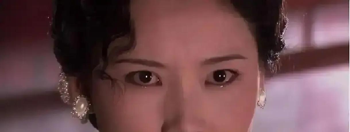 导演喊“真打”！何赛飞一巴掌下去，却狠狠扇偏了。没扇到刘佩琦，结结实实擦过