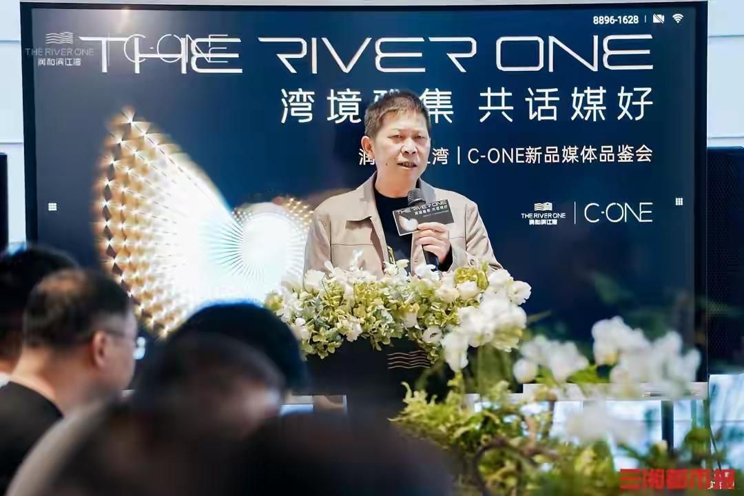 肖玉军，涟源房地产大佬，56岁了。但是气质非常好，参加演讲，会谈，公开场合时都表