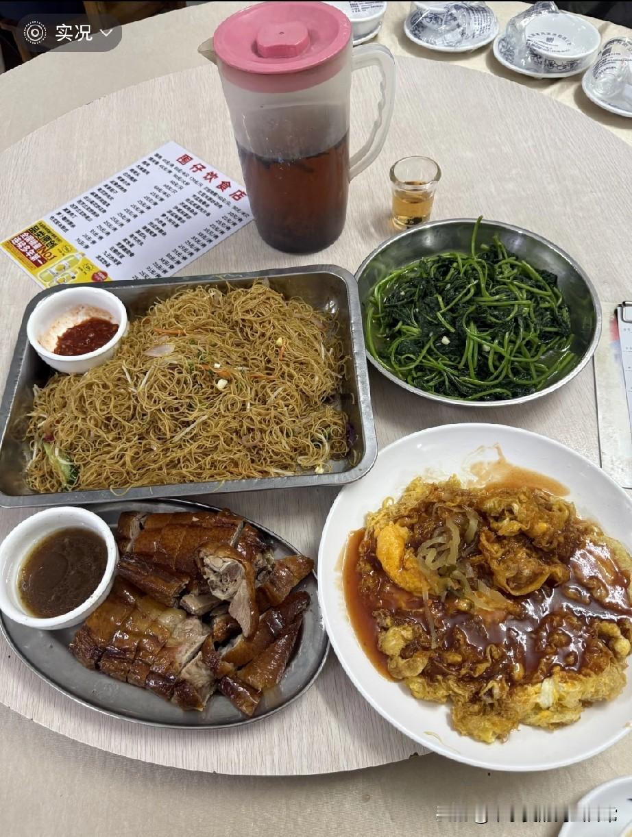 广州这家老店疯了吧！烧鹅、炒面分量绝了！在广州挖到宝了，饮食店这一桌菜直接