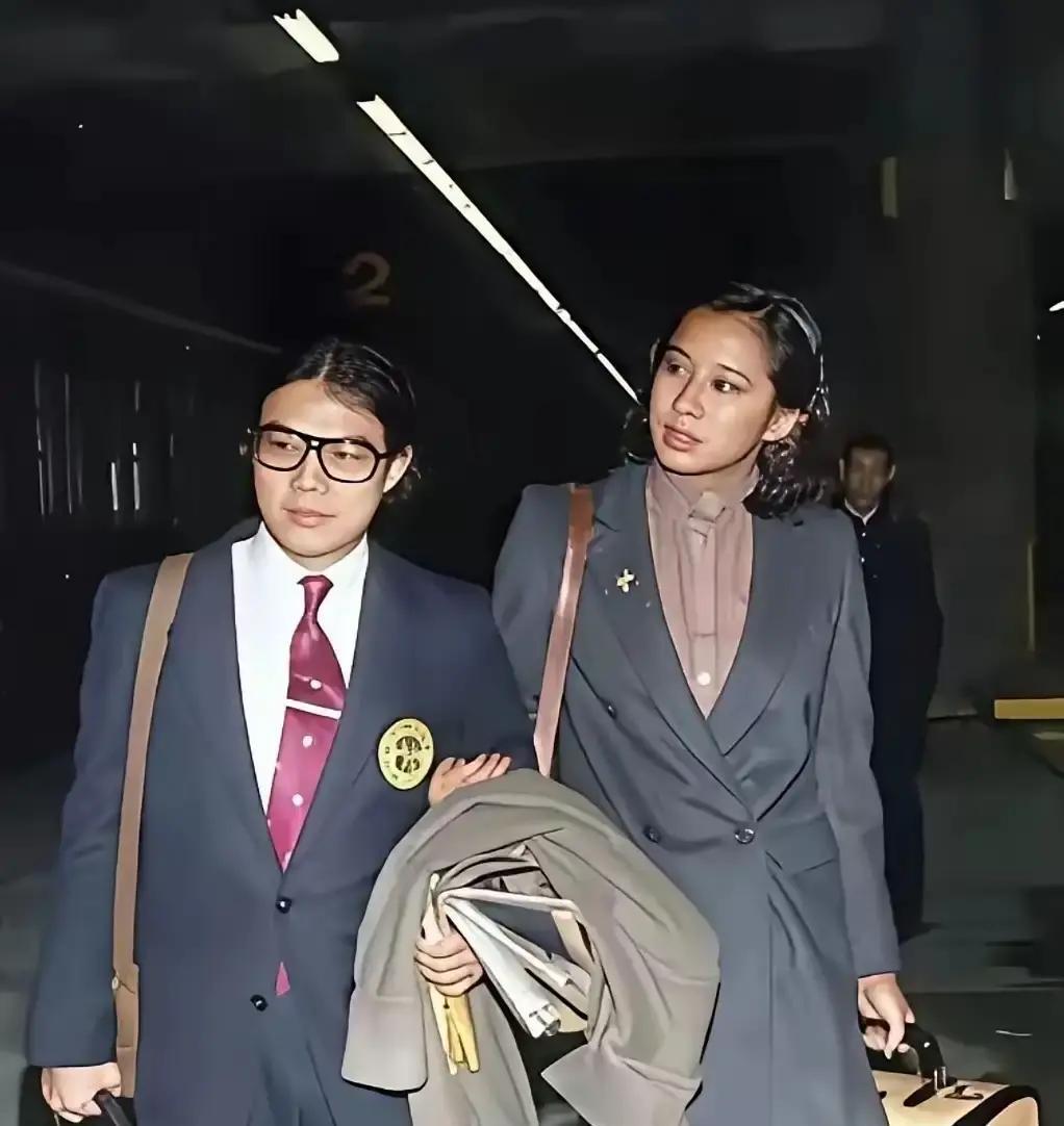 火车站那一撞，把港姐变豪门太太1977年尖沙咀站，朱玲玲抱着画板冲上车，撞