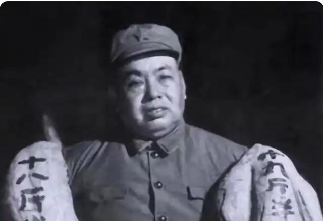 许世友好喝酒，他在南京军区当司令员时，有几个酒友，王平、江渭清、聂风智，号称南京