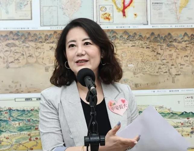 台湾所谓“民进党团干事长”吴思瑶今天表示，蓝白营推出所谓“放假法案”根本不负责任