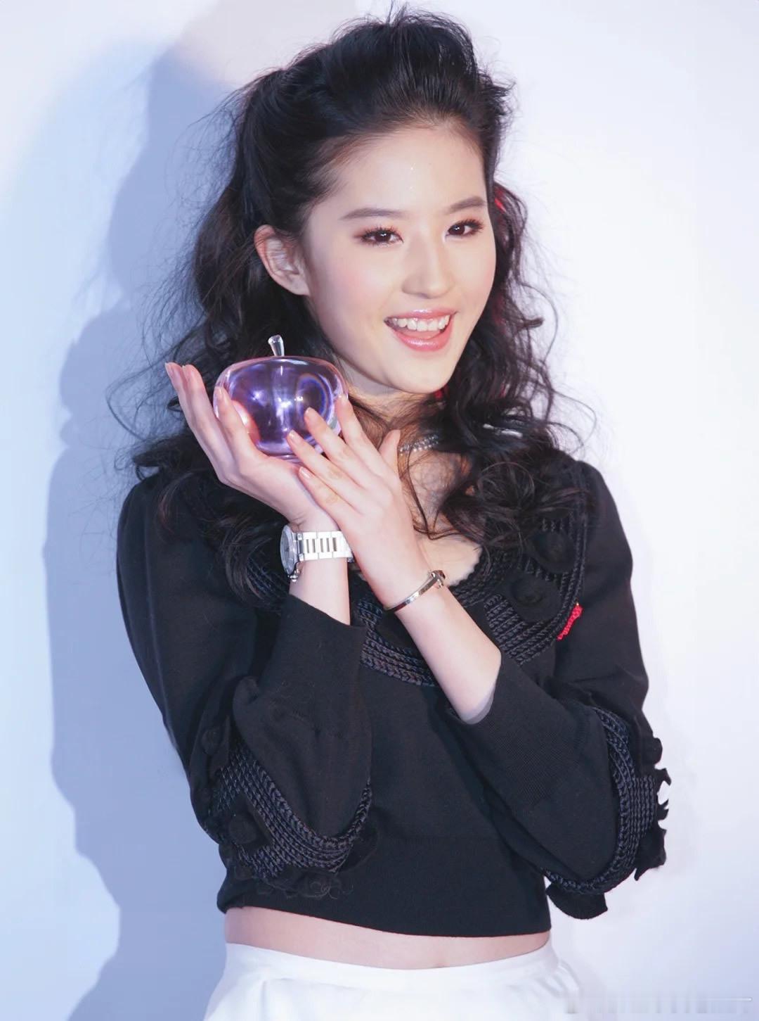 2005年的「MTV超级盛典」活动现场，刘亦菲凭借人气和发展潜力，拿下了该届盛