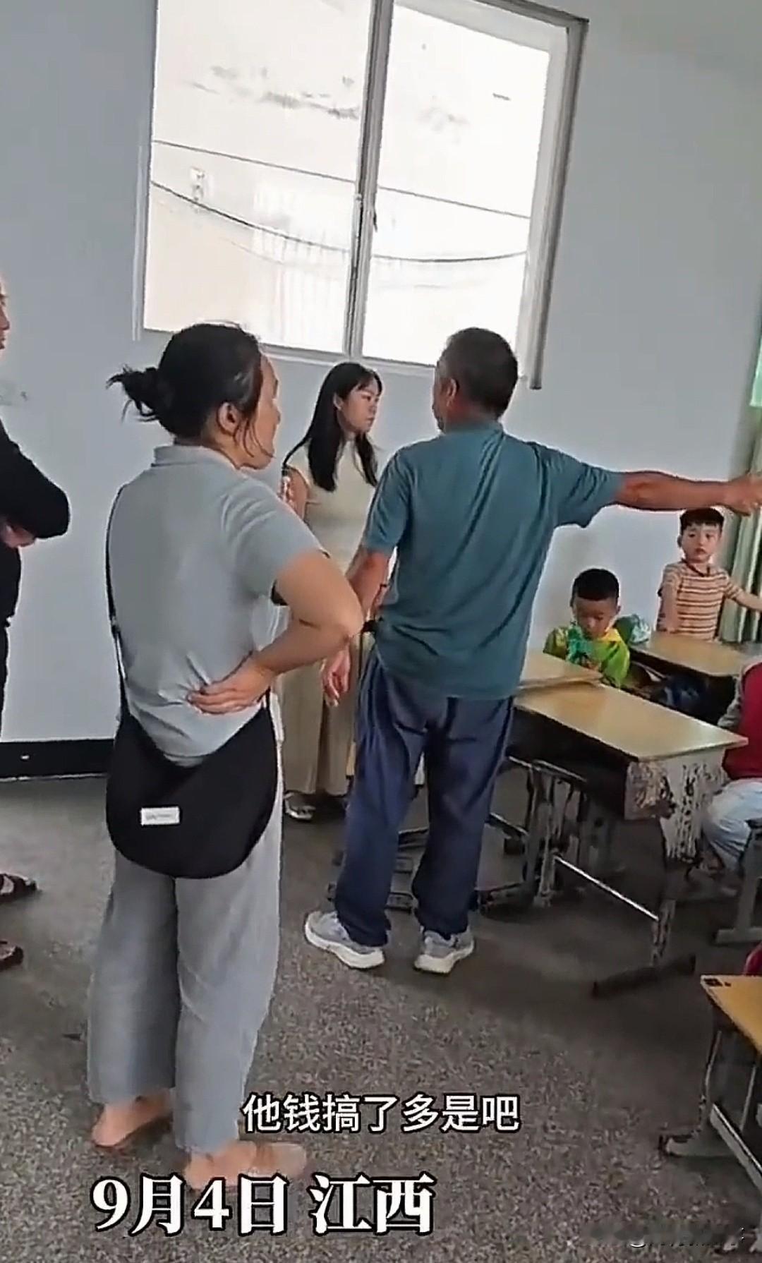 这老师也太憋屈了！正在上课的教室里，突然闯进一个学生的爷爷，指着讲台上的老师就开
