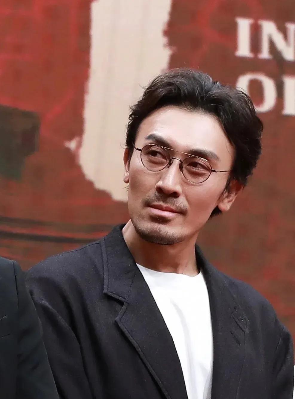 长得像某个人，特别是演员，是一件好事，也是一件坏事。好事是，知名度高了。坏事