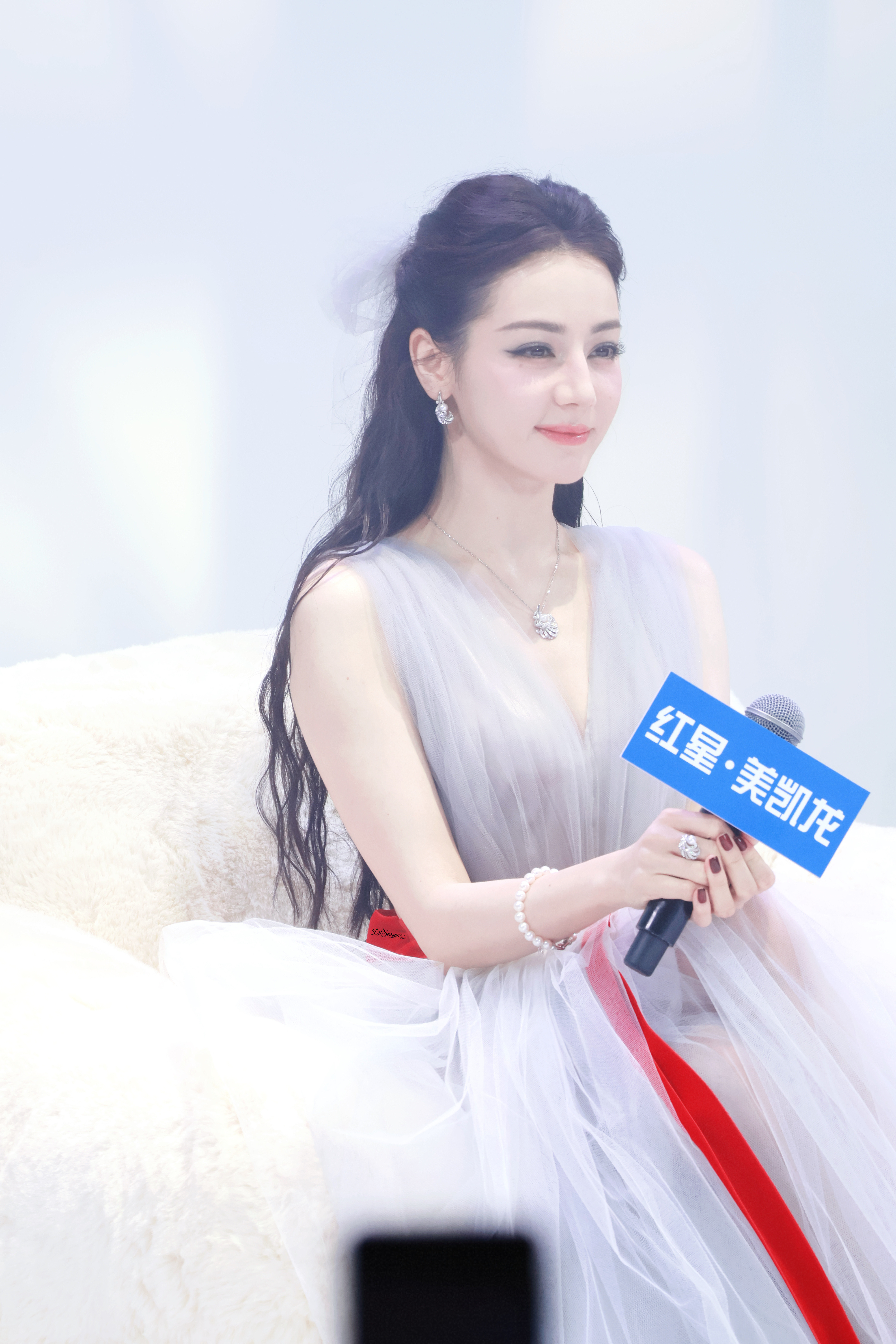 迪丽热巴金发猫咪探头迪丽热巴​​​