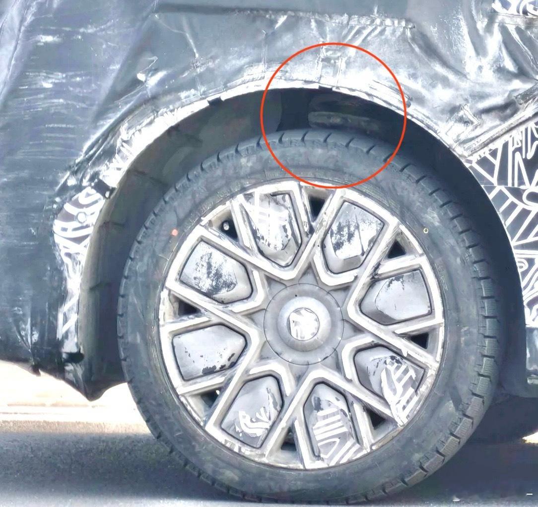 终于拍清楚了！小米增程SUV其中的一款。前轮拱内的确没看到tallknuckl