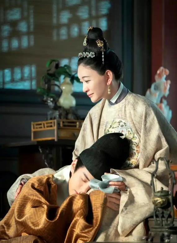 1462年，15岁的太子朱见深正在洗澡时，从小照顾他的乳娘进来加水。朱见深见状，