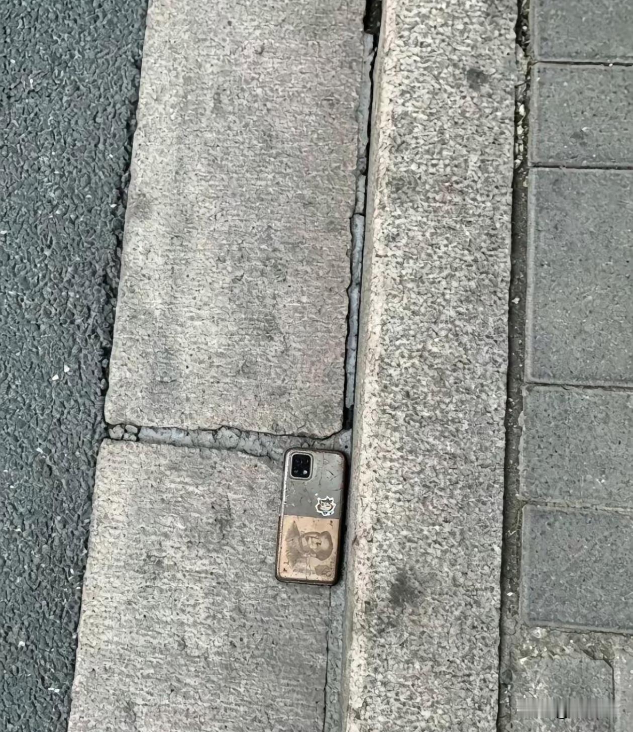 这手机壳的保护色也太好了，路上看见的，你们觉得捡还是不捡？