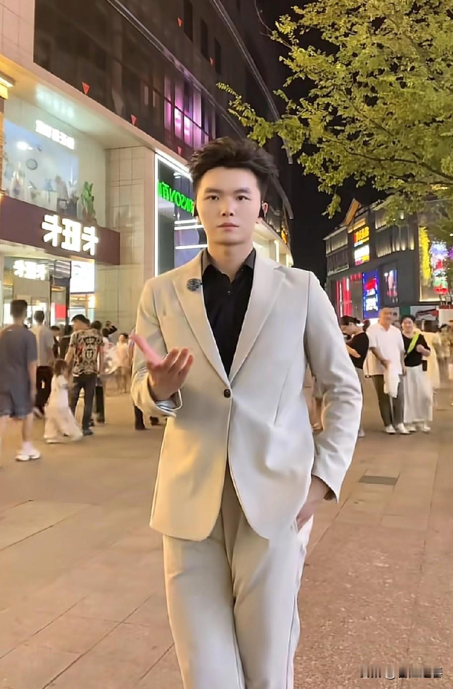 呆头小生，这小子真厉害！原地跑步，跑出一条12万元的广告费！正所谓:行行