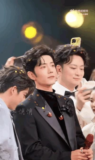 我敢打赌，99%的人没看懂肖战那晚的笑容。东方卫视跨年，聚光灯烤着他的额头。