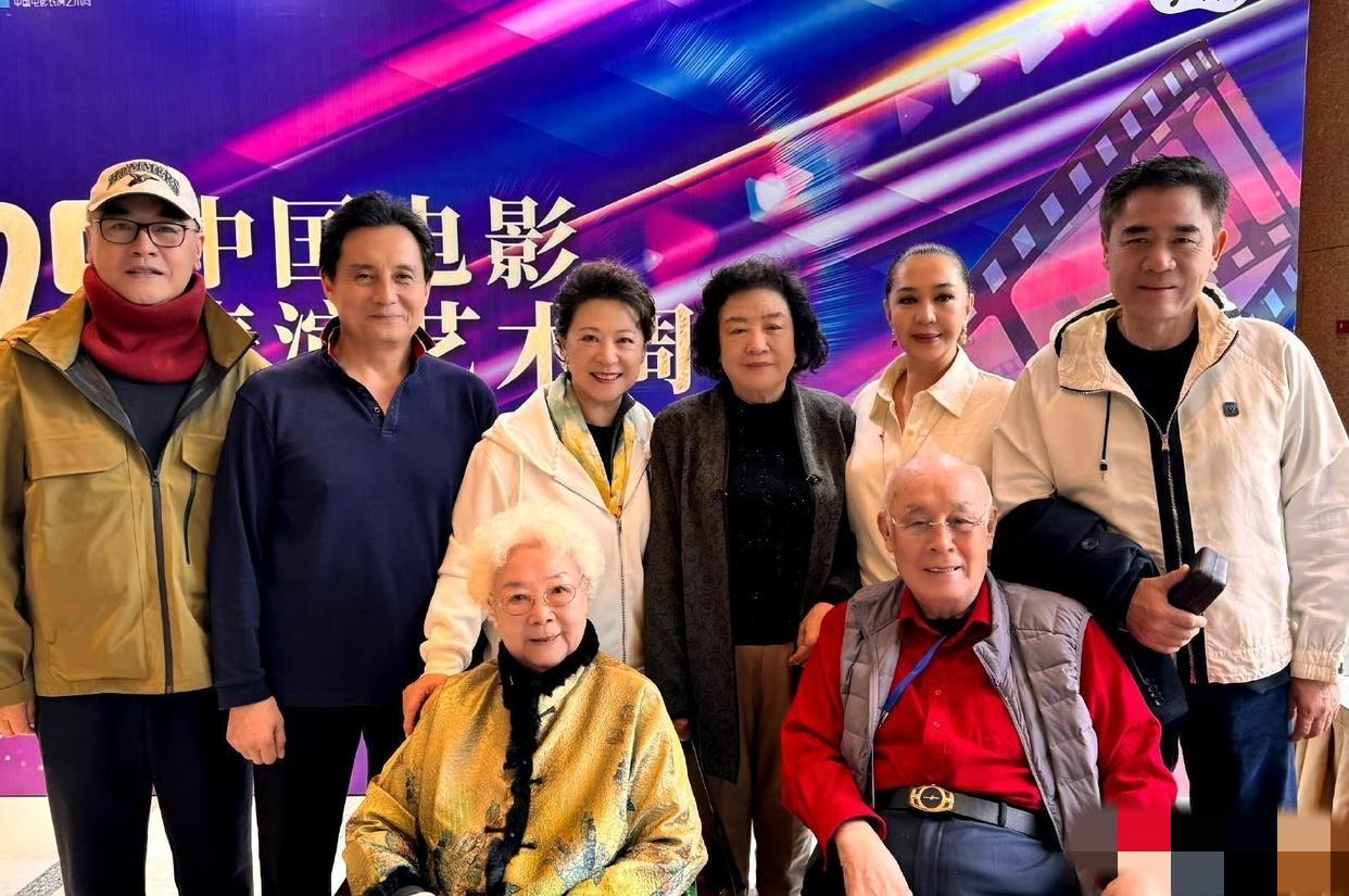 这张合照中，我只认出了大帅哥王伯昭，老戏骨陈宝国、王馥荔、田华、许还山，有没有人