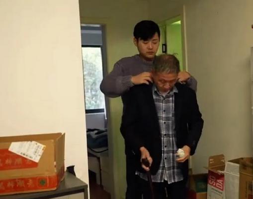 1998年，浙江杭州，53岁男子在杭州火车站看到一个10来岁的男孩穿着破裂，双手