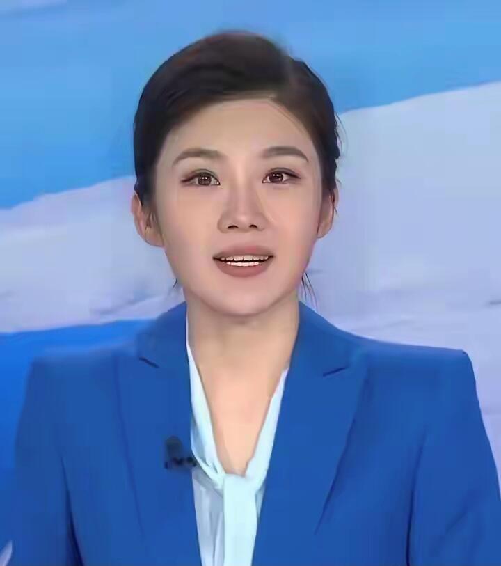很多人会被她那张脸一眼惊艳到，又清纯又漂亮，是标准的主持人形象脸。皮肤白皙如