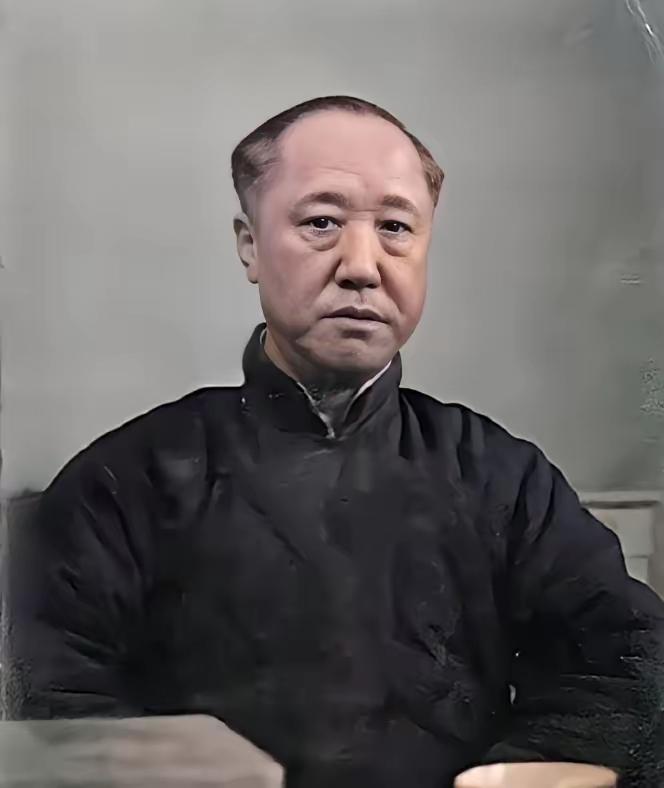 1938年，56岁的载沣搬到北平留下照片，只见面相平庸，眼神呆滞，没有当年半点摄