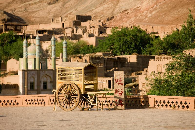 中国最热的10个城市1. 吐鲁番——地处吐鲁番盆地，是我国海拔最低、最干旱的