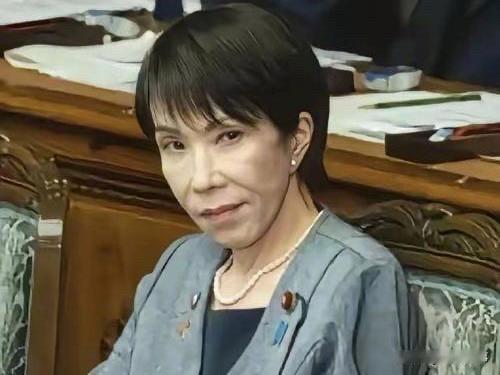 以高市早苗根深蒂固的极右翼思想，有事没事就去“拜鬼”，经常矢口否认日本在二战时期