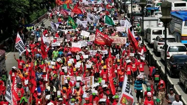 菲律宾的因工程腐败问题引发的大规模抗议活动愈演愈烈，尽管菲律宾的总统马科斯已经将