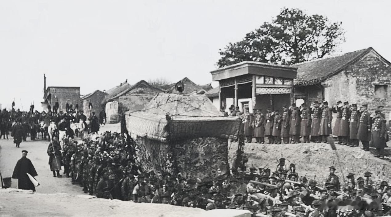 1909年慈禧出殡，棺椁被抬进景山。图右坡上，身着冬装的法国军人列队肃立，部分人