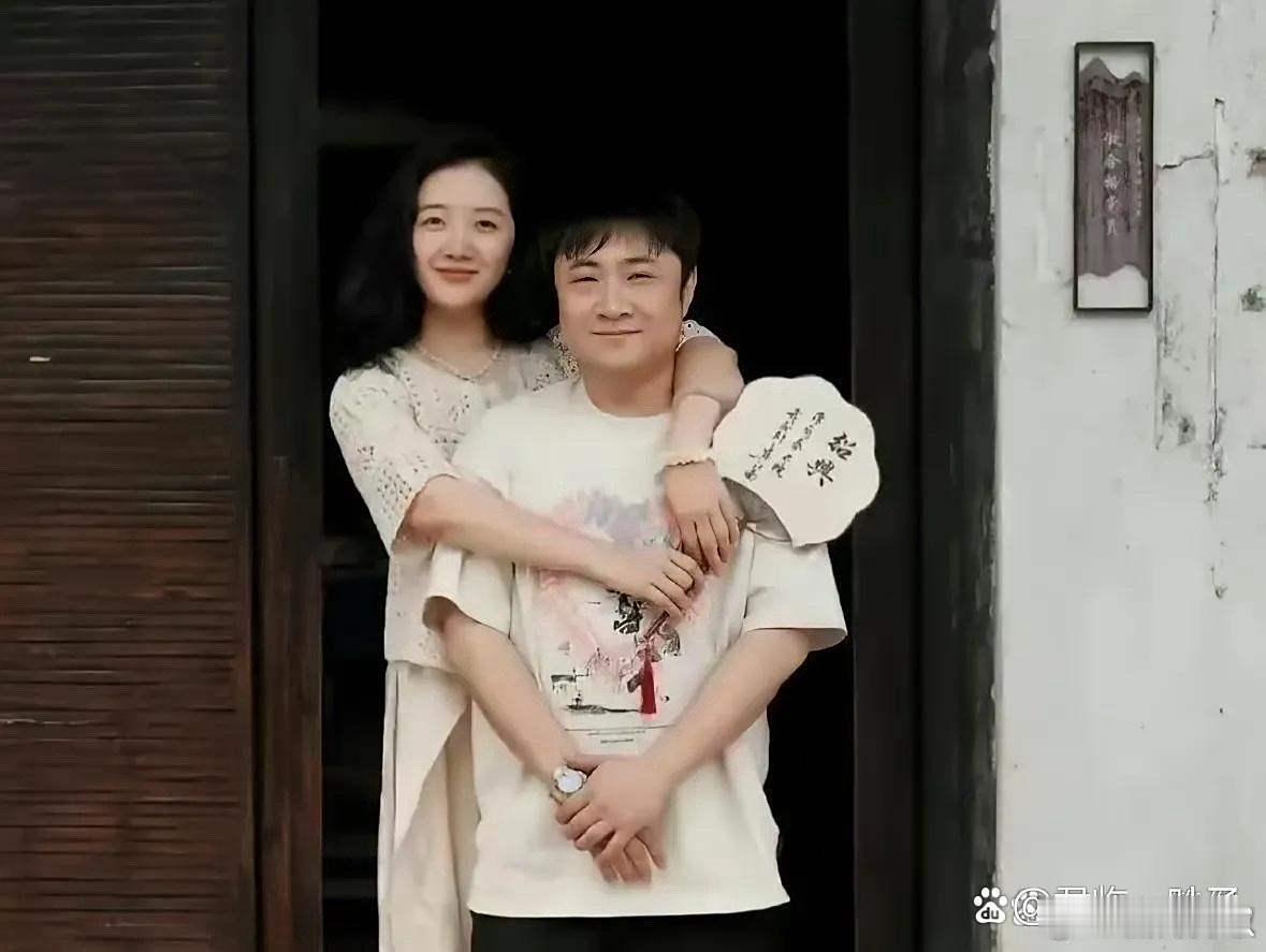 不得不服爸爸的超强基因！俩娃的长相、身形都完美复刻爸爸，从头到脚几乎看不到妈妈的