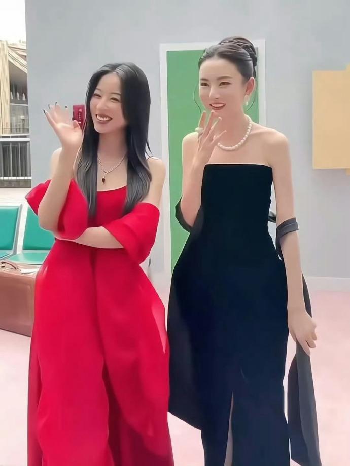 今天周雨彤和宋祖儿一起出席时尚活动，两位的搭配风格完全不同，不过超有姐妹范儿。