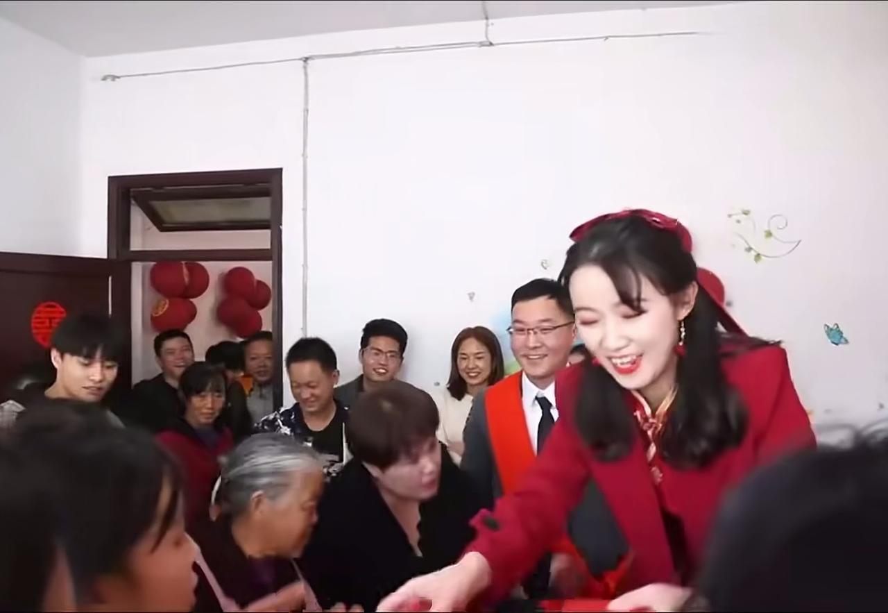 结婚大喜的日子大家觉得，婚礼上不穿婚纱的新娘美吗