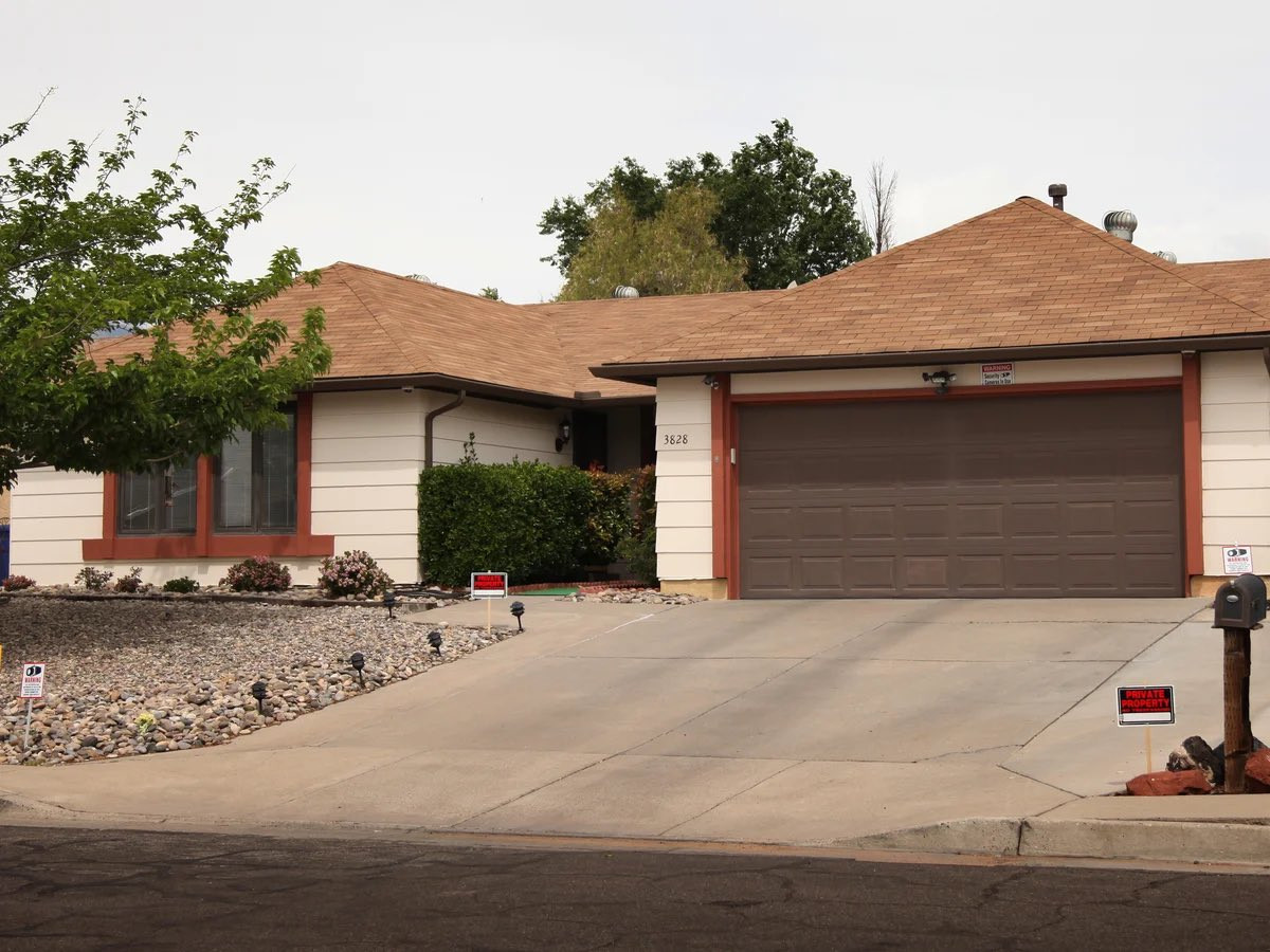 果然还是网红有钱，老白在《绝命毒师》里的房子终于卖出去了！前阵子我们还在说，当初