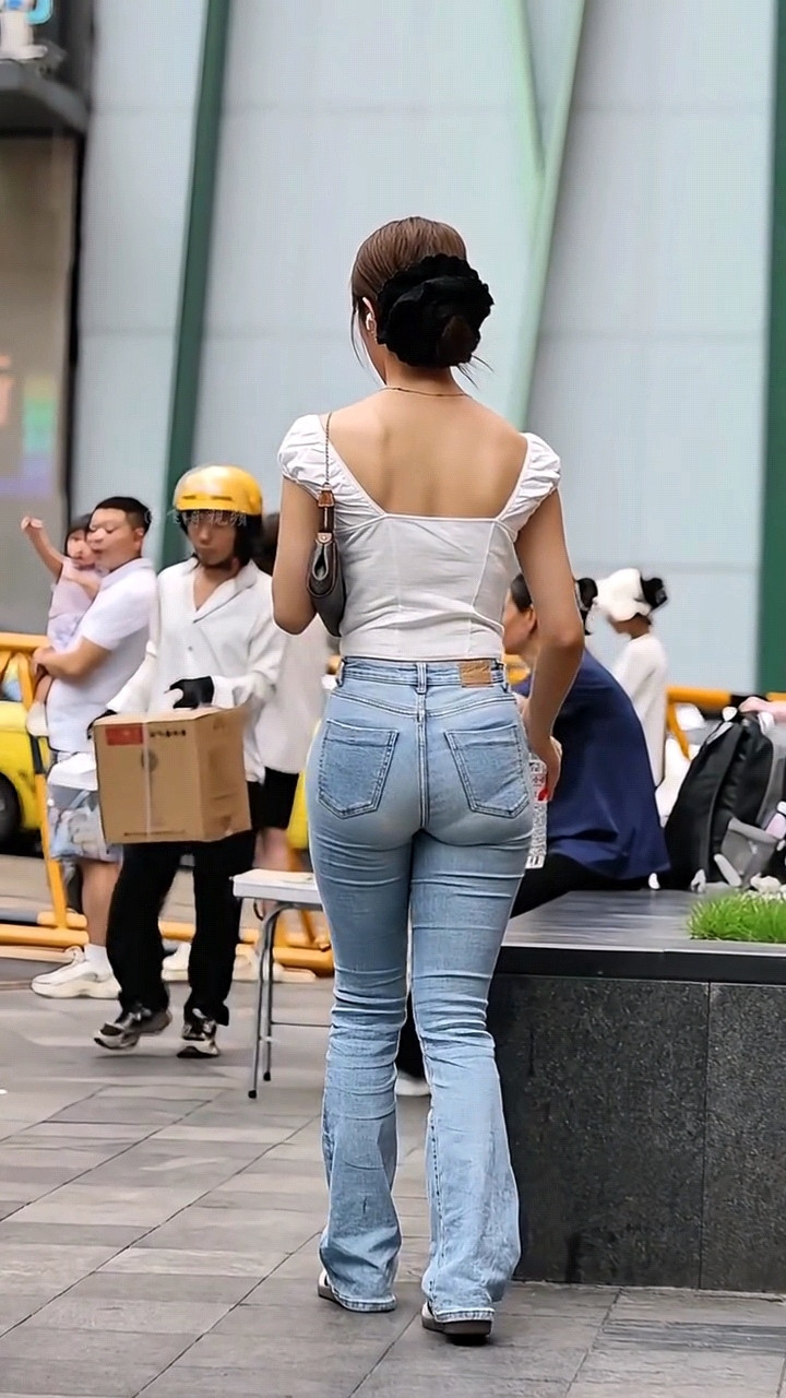 都市街头穿搭指南：复古牛仔与现代都市的完美融合。