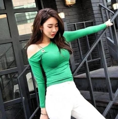 刷到一个女的逆天言论，不禁感到后背发凉。女人说自己是大学艺术生，读书时家里穷