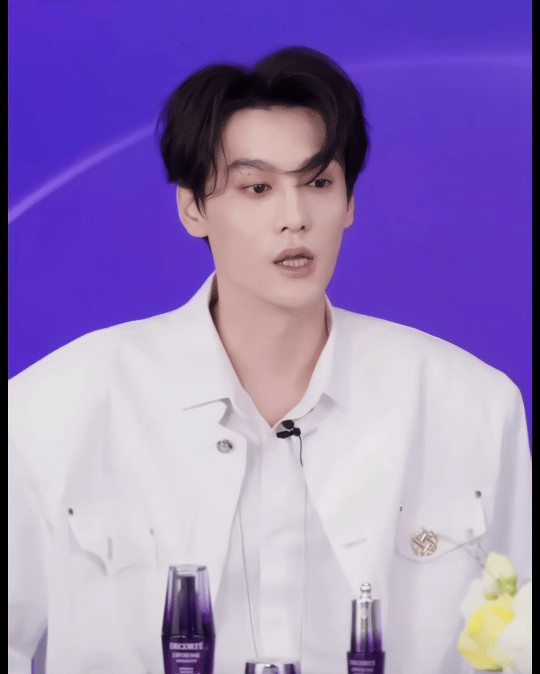 造型师回应是田栩宁的建议我觉得倒也不是造型的事儿，这造型很常规，很多男艺人都有类