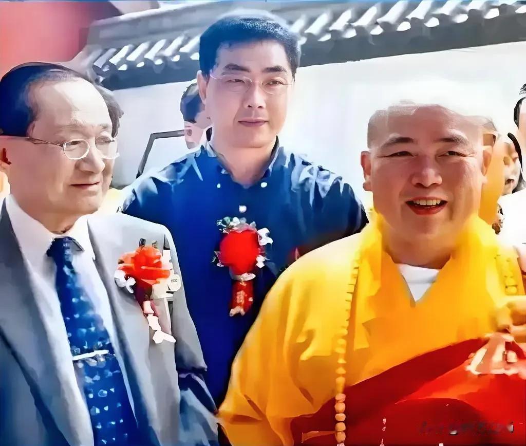 1999年金庸亲访少林，时任方丈的释永信亲自接待，两人相谈甚欢，从金庸笔下虚构的