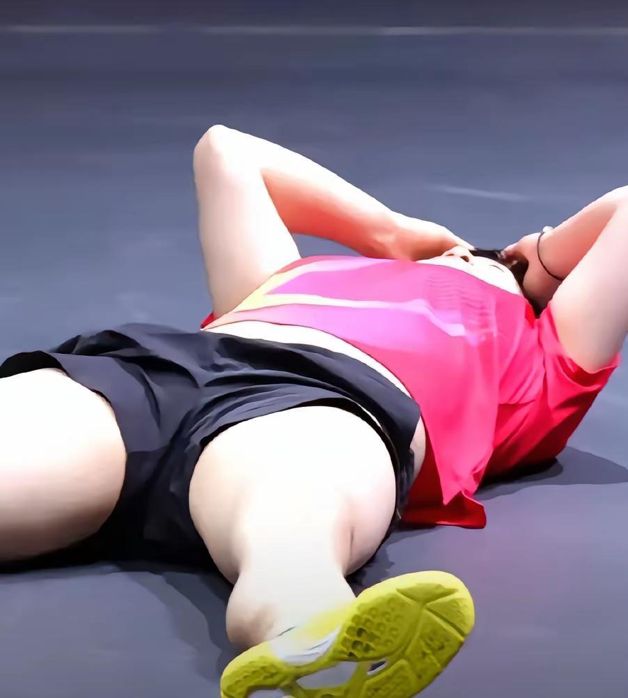 给孙颖莎个小小的建议，下次咱拿冠军换个庆祝动作吧！孙颖莎多哈夺冠直接躺地庆祝