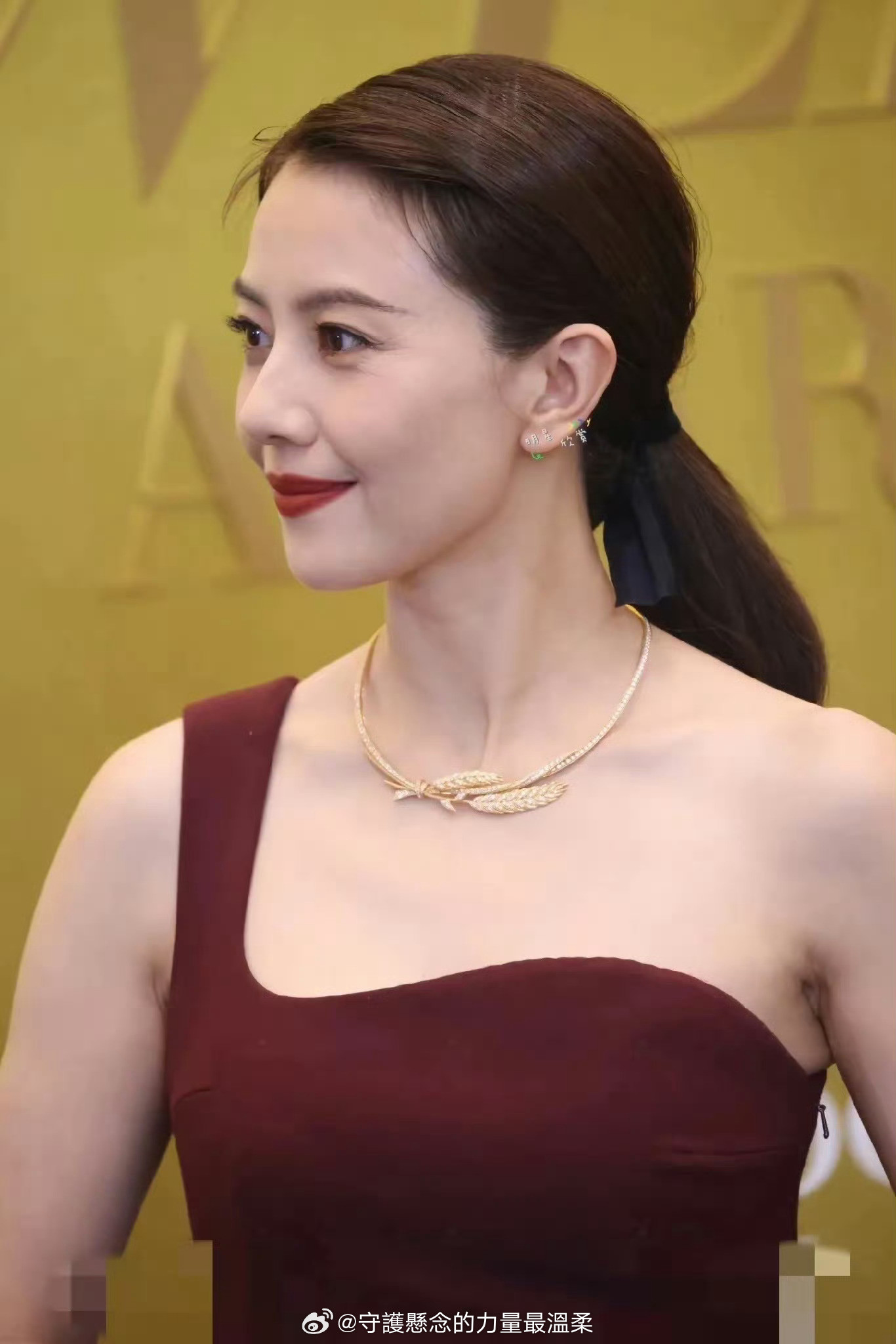 自然老去也不可怕呀，看看高圆圆，法令纹，鱼尾纹，颈纹都明显，但丝毫不影响美貌。