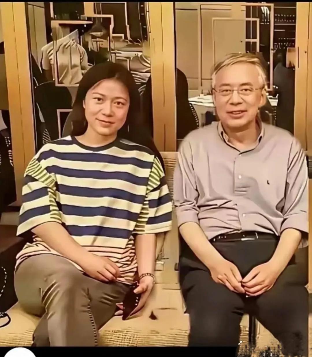 这张照片翁帆和杨振宁大儿子一起拍摄，看着就挺感慨。杨振宁大儿子74岁，翁帆4