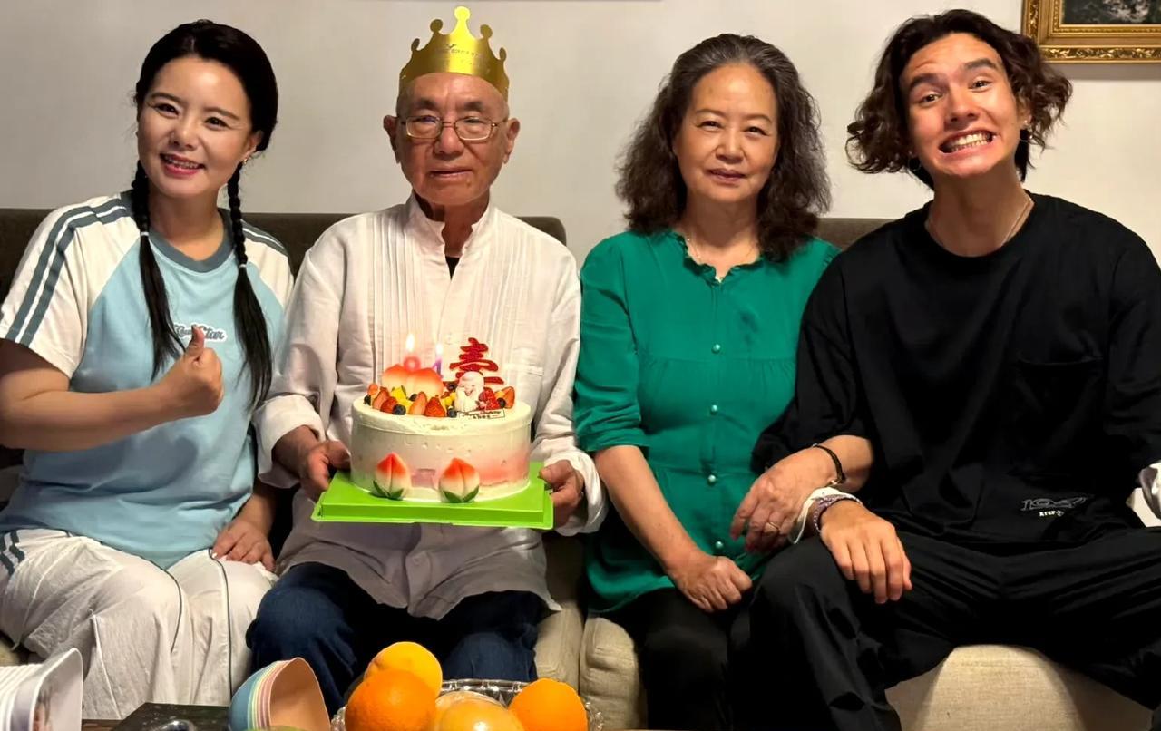 龚琳娜给老爸庆生，折耳根很重要！7月2日上午，龚琳娜在社交媒体发文，为老爸庆生