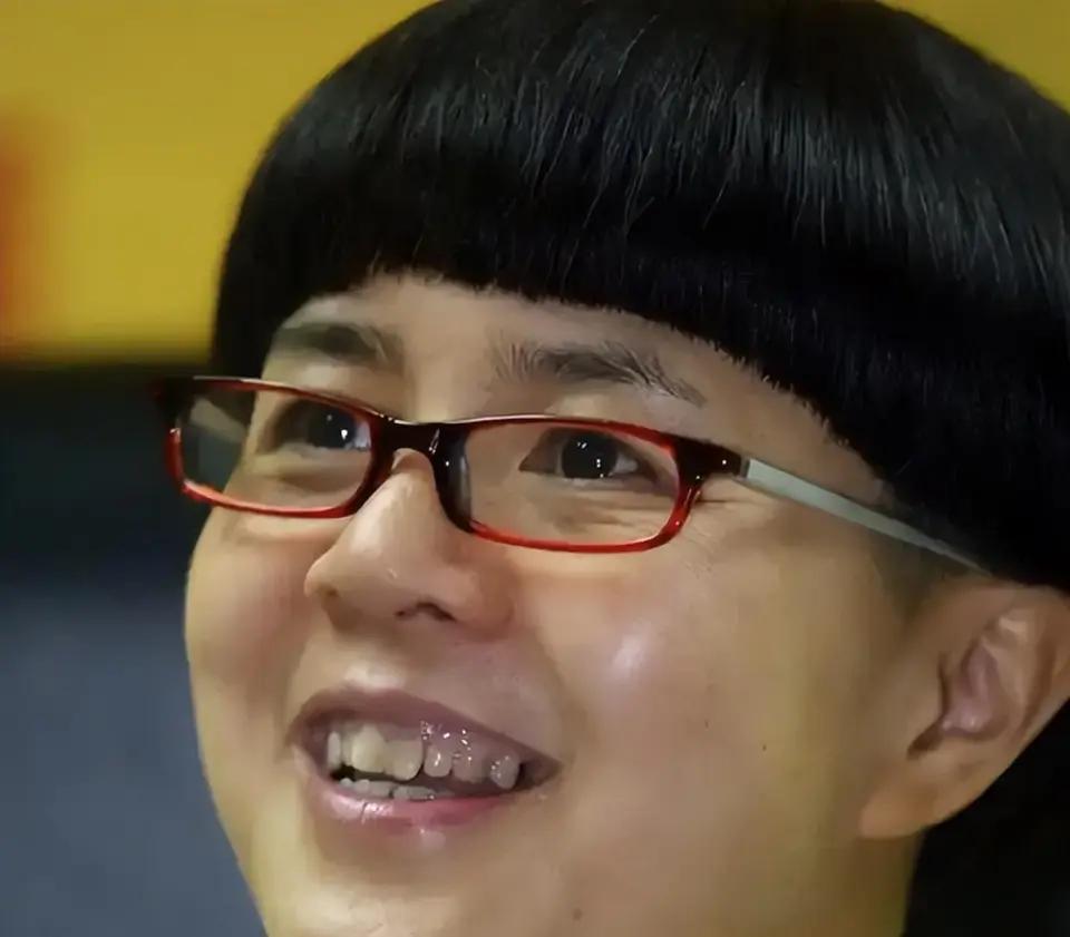 刘纯燕都六十岁的人了，为了那个锅盖头，差不多每二十天就得打飞的跨省去剪一回。给她